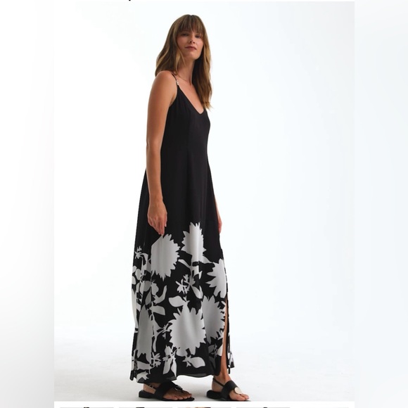 Dresses & Skirts - WHBM Absolutely stunning Black and White Floral Dress New